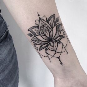 tatouage-fleur-lotus-oriental-dotwork-blanc-noir[1]